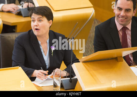 Politiker nehmen an den Fragen des schottischen Ersten Ministers in Holyrood in Edinburgh Teil. Mit: Ruth Davidson Wo: Edinburgh, Großbritannien Wann: 26 Okt 2017 Credit: Euan Cherry/WENN.com Stockfoto