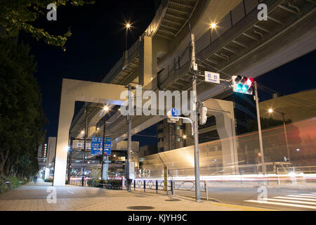 Verkehr an Kreuzungen im Herzen von Tokio Japan Credit: Yuichiro Tashiro Stockfoto