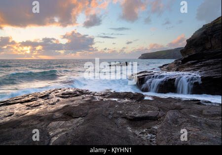 Sonne über Trebarwith Strand an der Nordküste von Cornwall Stockfoto