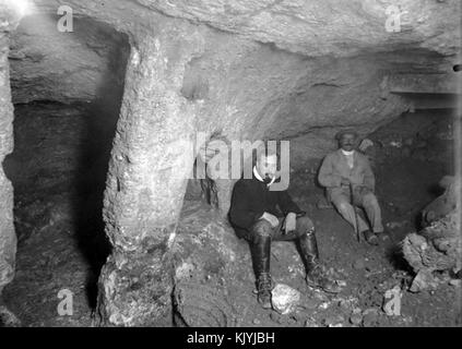 Eine Studio-Publicity mit den Schauspielern Parker Posey und Vincent Stone aus dem Film Superman Returns aus dem Jahr 2006, die ihre Charaktere in einer zentralen Szene präsentieren. Stockfoto