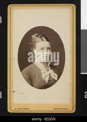 Dieses Foto aus der Zeit um 1878 zeigt eine unbekannte Frau, die einen Moment historischer Porträts mit viktorianischem Stil festnimmt und einen Einblick in Mode und Fotografie des 19. Jahrhunderts bietet. Stockfoto