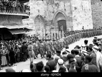 Arabische Rekruten auf Parade in Jerusalem. Rekruten, die Jaffa Gate, wo District Commissioner nahm die Salute. 1941. matpc. 14522 Stockfoto