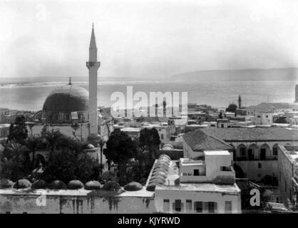 Ein Blick auf Morgen und die Küste. Eine Moschee und Minarett sind auf der linken Seite. Dies ist das vierte Bild in einem 7 Teil Panorama. c 1918. B 02197 Stockfoto