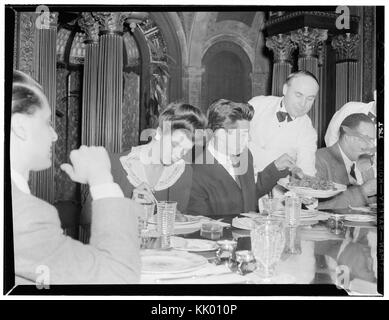 (Porträt von Nesuhi Ertegun, Adele Girard, Joe Marsala, und Zutty Singleton, Türkische Botschaft, Washington, D.C., und zwischen 1938 und 1948) (LOC) (4977074774) Stockfoto