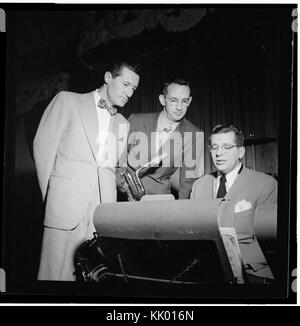 (Porträt von Ray McKinley, Eddie Sauter, und (Robert) Dean Kincaide, Hotel Commodore, Century, New York, N.Y., Ca. Jan. 1947) (LOC) (5062511062) Stockfoto