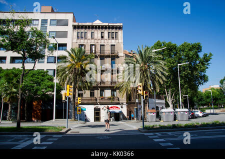 Ein junger Mann steht außerhalb der im Hintergrund Der spanische Straßen und Getränke ein Soda Stockfoto