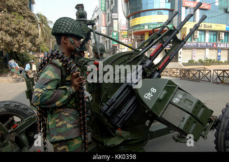 Dhaka, Bangladesch - 25 2009 Februar: Bangladesch Armee Lote stehen auf einem Fahrzeug vor bda Sitz in Dhaka, Bangladesh. Meuternden banglade Stockfoto