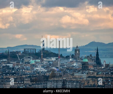 Calton Hill, National Monument of Scotland, Balmoral Uhrenturm, von einem Aussichtspunkt über die Stadt gesehen, Edinburgh, Schottland, Großbritannien Stockfoto