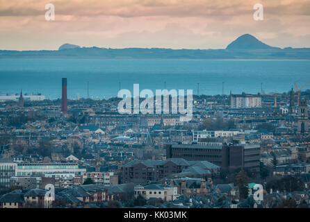 Edinburgh Skyline, Erhabene, vulkanische Stecker von Berwick Gesetz und Bass Rock, von anderen gesehen und dankbar sein, Corstorphine, Edinburgh, Schottland, Großbritannien Stockfoto