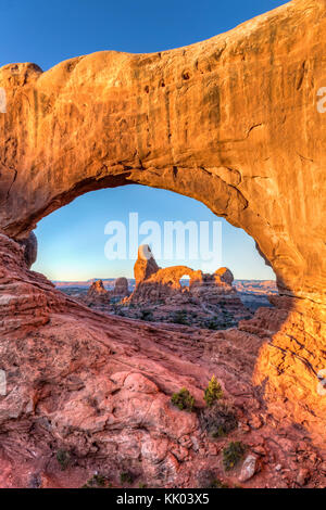 Turret Arch bei Sonnenaufgang im Norden Fenster Natural Arch im Abschnitt Windows des Arches National Park, in der Nähe von Moab, Utah Stockfoto