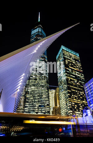 World Trade Center Transportation Hub von Santiago Calatrava und Gebäude des One World Trade Center auf der Rückseite, New York Stockfoto