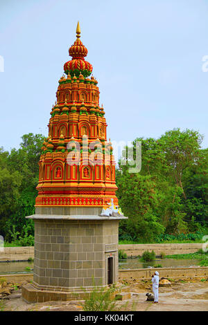 Traditionell gekleideter Maharashtrianer Mann betet vor dem Shiva Tempel, Vithalwadi, Pune Stockfoto