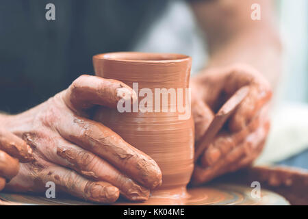 Die Hände eines Töpfers. potter Machen von keramischen Topf auf die Töpferei Rad Stockfoto