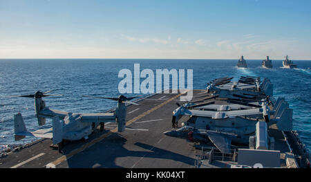 Die amphibious Transport dock Schiff USS New York (LPD 21) (links) und die amphibische Landung dock Schiff USS Oak Hill (LSD Stockfoto