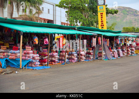 Straßenladen mit Kissen, Teddybären, in der Nähe von Shindewadi, Pune Satara Road, Pune Stockfoto