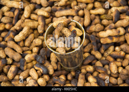 Stahlglas voll mit frittierten Erdnüssen zum Verkauf, Narayanpur, Pune Stockfoto