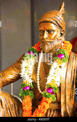 Bronzestatue von Shivaji Maharaj, dem Maratha-Kaiser, Kapoorhol, Pune Stockfoto