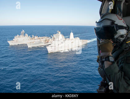 Die amphibische Landung dock Schiff USS Oak Hill (LSD 51), links, und die amphibious Transport dock Schiff USS New York (LPD Stockfoto