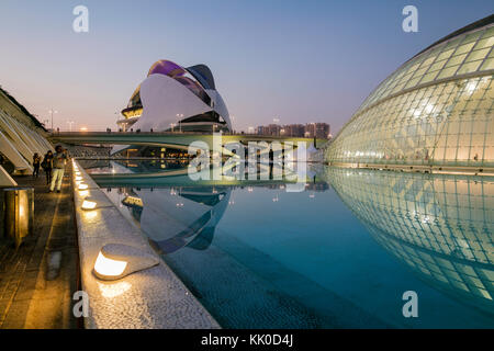 L'Hemisferic und das Opernhaus (el Palau de les Arts Reina Sophia), die Stadt der Künste und Wissenschaften, Valencia, Spanien. Stockfoto