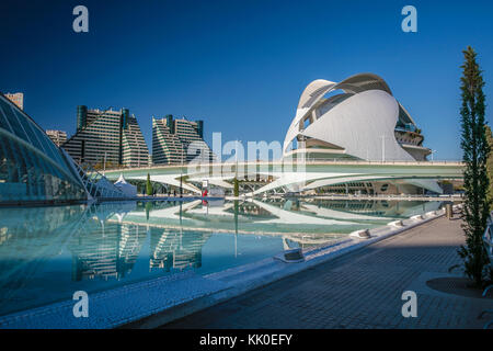 L'Hemisferic und das Opernhaus (el Palau de les Arts Reina Sophia), die Stadt der Künste und Wissenschaften, Valencia, Spanien. Stockfoto