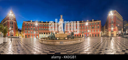Fontaine du Soleil auf der Place Massena Square in der Dämmerung in Nizza, Alpes-Maritimes, Frankreich Stockfoto
