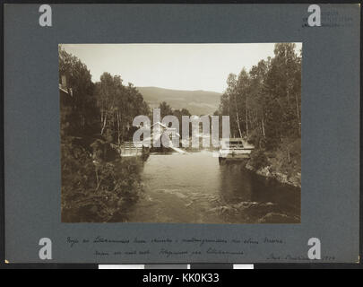 Dieses Foto zeigt einige Häuser von Lillehammer in der Mitte, aufgenommen über den Fluss Mesna. Das Bild fängt die Landschaft der norwegischen Stadt mit ihrer Architektur und natürlichen Umgebung ein. Stockfoto