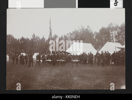 Dieser Eintrag bezieht sich auf ein digitales Foto einer Gruppe von Offizieren, die vor einem Zelt stehen. Das Foto wurde 2016 aufgenommen und zeigt wahrscheinlich eine militärische oder historische Versammlung. Stockfoto