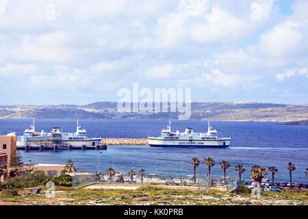 Gozo Fähre in der Fährhafen mit Blick auf Gozo, Paradise Bay, Malta, Europa. Stockfoto