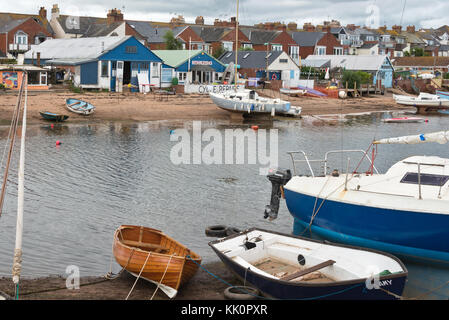Jachten und andere Boote Strände an der Stelle in Exmouth bei Ebbe. Teil der Exe Estuary Trail und South West Coast Path Stockfoto