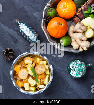 Winter Obstsalat mit Mandarine, Termine und feijoa Stockfoto