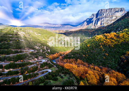 Luftaufnahme der Die Vikos-schlucht im Herbst und provinzielle Straße mit vielen Zickzack in der Epirus Zagorochoria, Griechenland. National Park Stockfoto