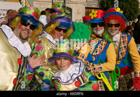 Karneval, Familie Gruppe als Clowns, Cadiz, Andalusien, Spanien, Europa verkleidet Stockfoto