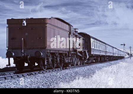 Geändert Halle klasse Lok6960, Ravingham Hall, ziehen Sie einen Zug Richtung Cork auf der West Somerset Museumsbahn am Blauen Anker in Somerset Stockfoto