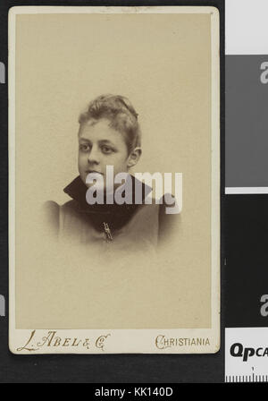 Dieses Bild zeigt eine unbekannte Frau aus dem Sam Eyde-Archiv, aufgenommen als Teil einer historischen Fotosammlung. Das Bild hat eine nostalgische Vintage-Qualität, die eine historische Periode repräsentiert. Stockfoto