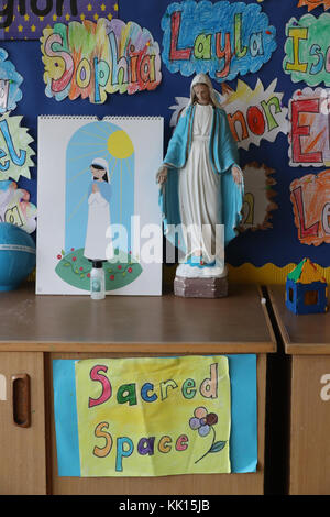 Eine generische Foto einer Statue der Jungfrau Maria in einem Klassenzimmer in St. Clares Kloster nationale Schule in Dublin. Stockfoto