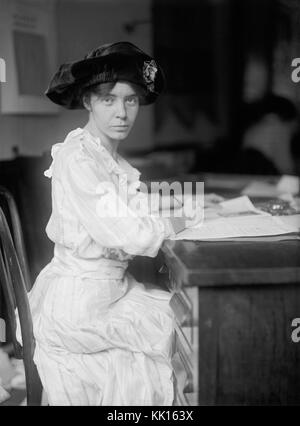 Dieses Porträt, aufgenommen von Harris & Ewing im Jahr 1915, zeigt Alice Paul, eine prominente amerikanische Frauenrechtlerin und Frauenrechtlerin. Paul spielte eine Schlüsselrolle bei der Verabschiedung des 19. Zusatzartikels und sicherte das Wahlrecht der Frauen in den Vereinigten Staaten. Stockfoto