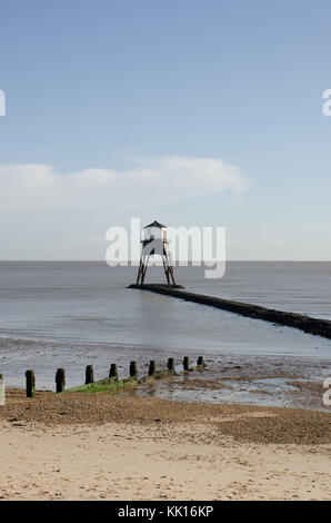 Dovercourt Leuchtturm auf Bootssteg mit Strand im Vordergrund Stockfoto