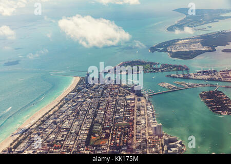 Luftaufnahme von Miami aus dem Flugzeug. Im Hintergrund der Wolkenkratzer im Distrikt wynwood. Florida, Usa Stockfoto