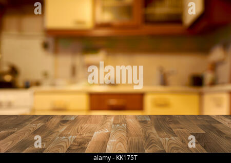 Leerer Holztisch mit Küchen-Bokeh Stockfoto