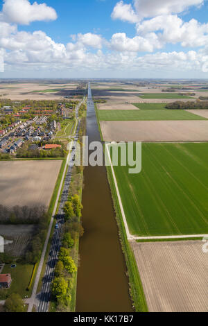Lange geraden Kanal neben der Straße, in der Nähe von Amsterdam, Noord-Holland, Niederlande Stockfoto