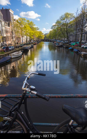 Anzeigen von Fahrrad- und Kanal, Amsterdam, Niederlande Stockfoto