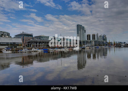 Foto in Argentinien Buenos Aires, August 2017: Moderne Hafen Puerto Madero in Buenos Aires. Stockfoto