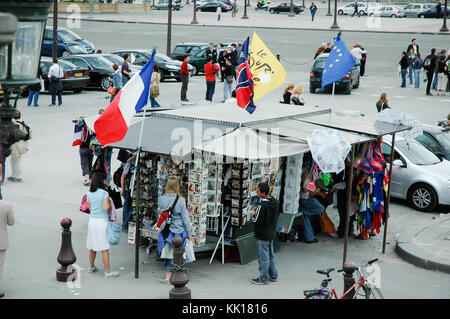 Markt am historischen Place de la Concorde in Paris mit Souvenirs und Postkarten Abschaltdruck Stockfoto