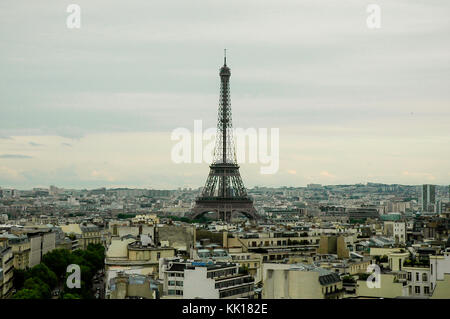 Panorama von Paaren mit Eiffel Turm in der Mitte des Bildes vom Triumphbogen genommen Stockfoto