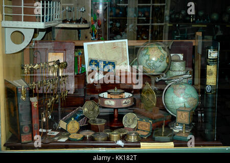 Antique store Fenster Anzeige Verkauf von antiken astronomischen Instrumente in Paris, Frankreich. Stockfoto