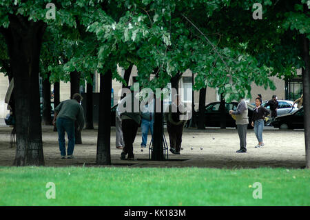 Ältere Männer in einem öffentlichen Park in Paris spielen eine Partie Petanque werfen der Metall bouls sie so nahe wie möglich an Holz- Kugel namens Jack zu erhalten Stockfoto