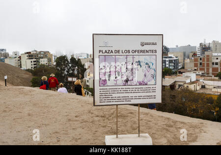 Melden Sie sich auf der Plaza de los Oferentes an der berühmten antiken pre-Inka Lima Kultur Huaca Pucllana oder Huaca Juliana archäologische Stätte, Miraflores, Lima, Peru Stockfoto