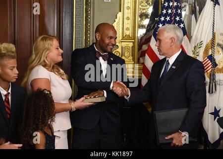 U.s. vice president Mike Pence dr gratuliert. jerome Adams, nachdem er sich als der Surgeon General während einer Zeremonie im Weißen Haus 5. September geschworen wird, 2017 in Washington, DC. (Foto von David pasch über planetpix) Stockfoto