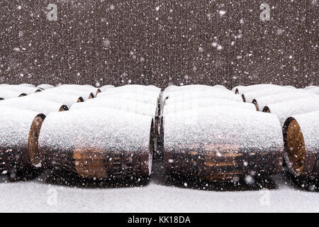 Schnee auf Fässer Whisky Glengoyne Distillery, Schottland, Großbritannien Stockfoto