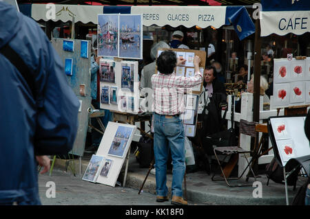 Künstler Malerei und Verkauf von Gemälden, die Touristen an der Künstler Viertel Montmartre auf dem Weg von der Basilika der Heiligen Herzen von Paris Stockfoto